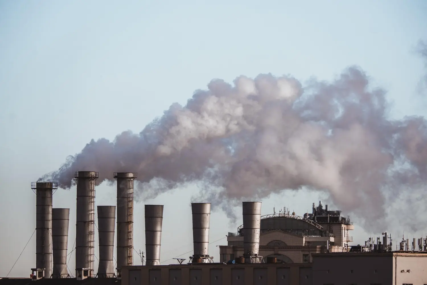 Imagem das fumaças de uma indústria, simbolizando o uso de atuadores pneumáticos em ambientes extremos.