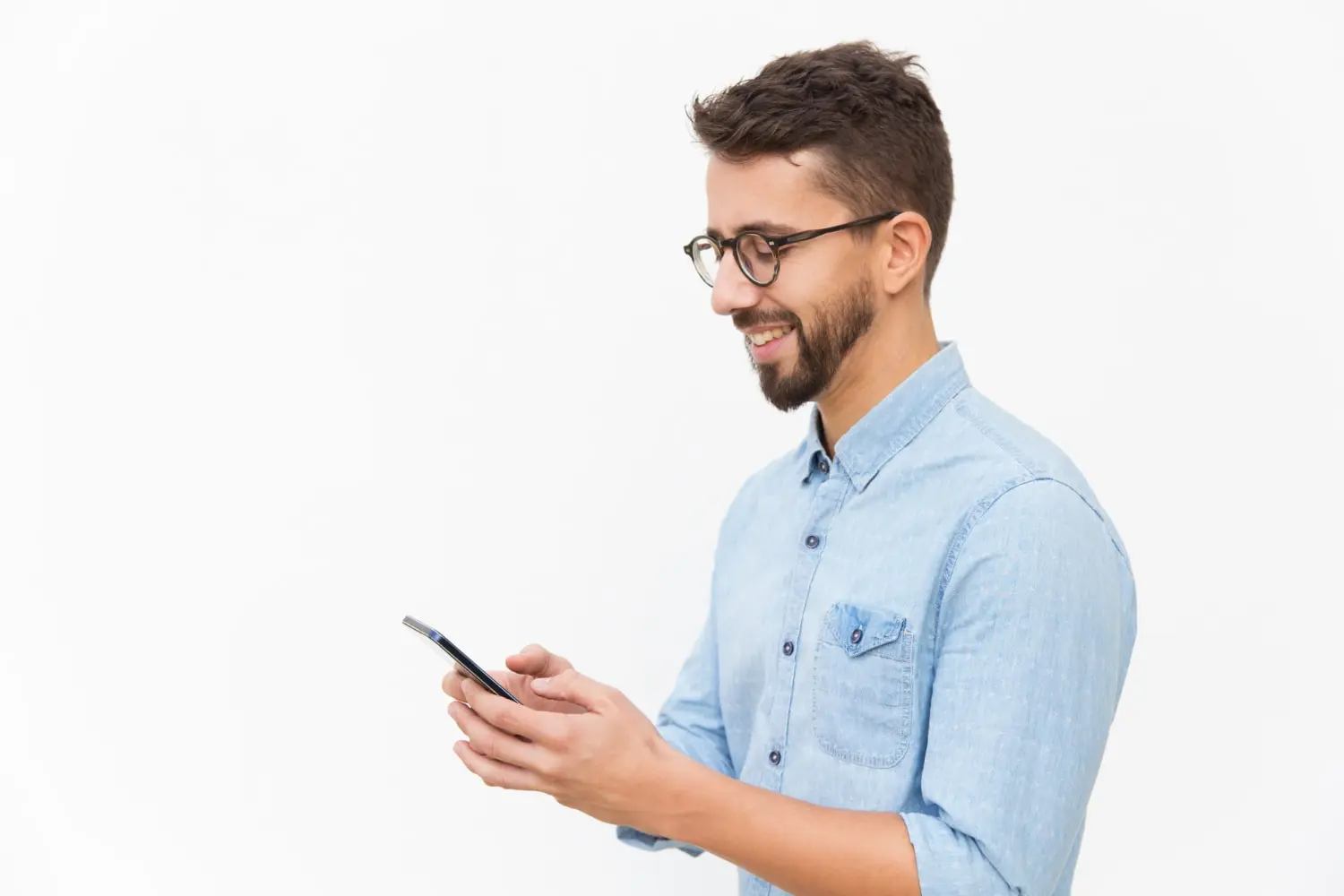 homem com celular na mão lendo o que é release jornalístico