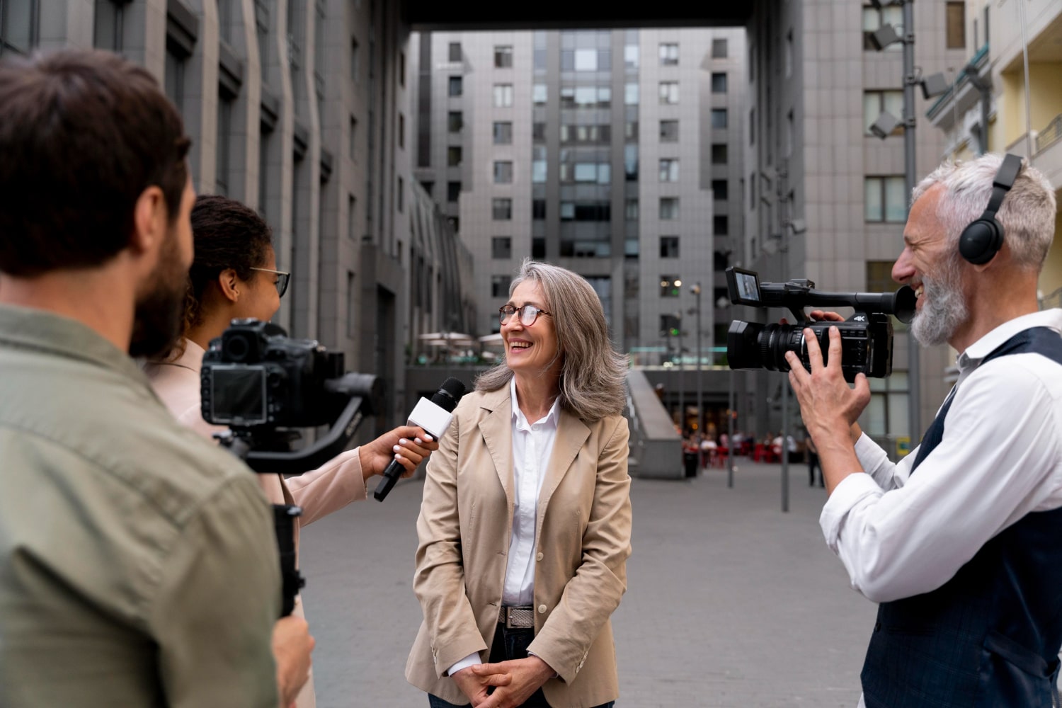 Mulher sendo entrevistada, representando o que é reportagem, e a estrutura de uma reportagem
