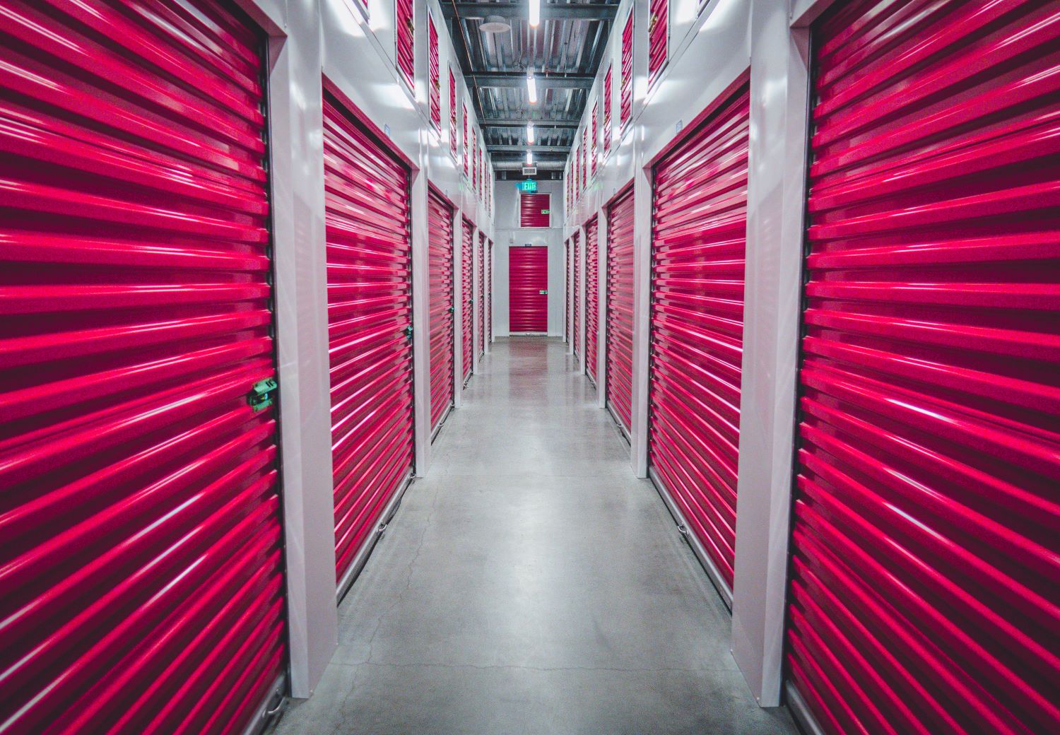 foto de um galpão com várias portas rosas para locação de espaço para armazenagem