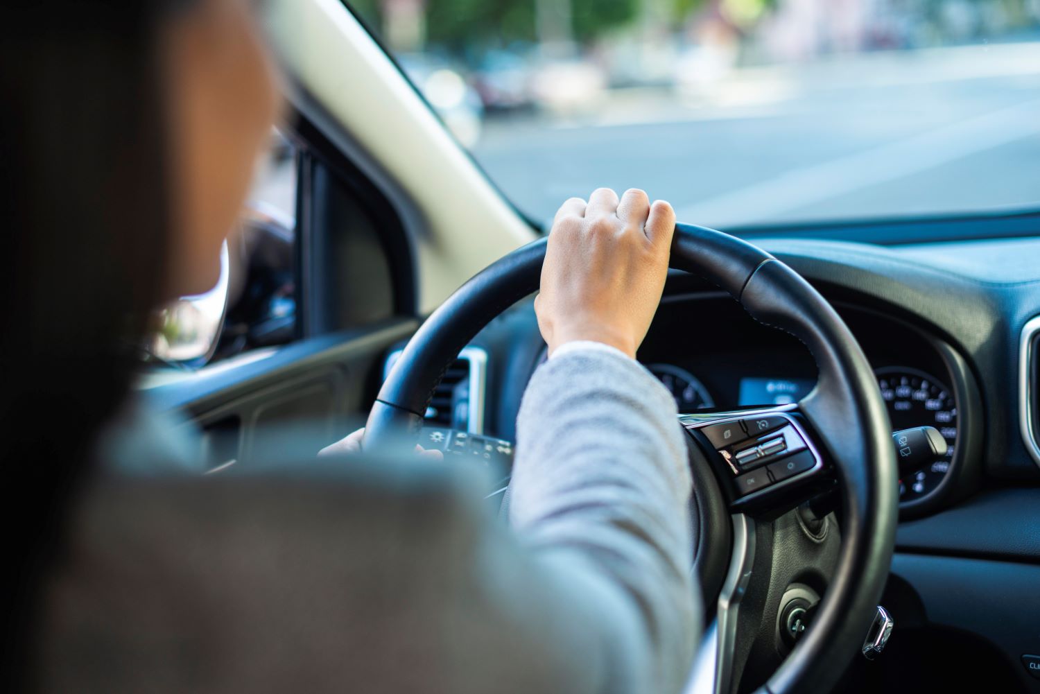 mulher ao volante pensando em como recorrer multa por ultrapassagem em faixa contínua