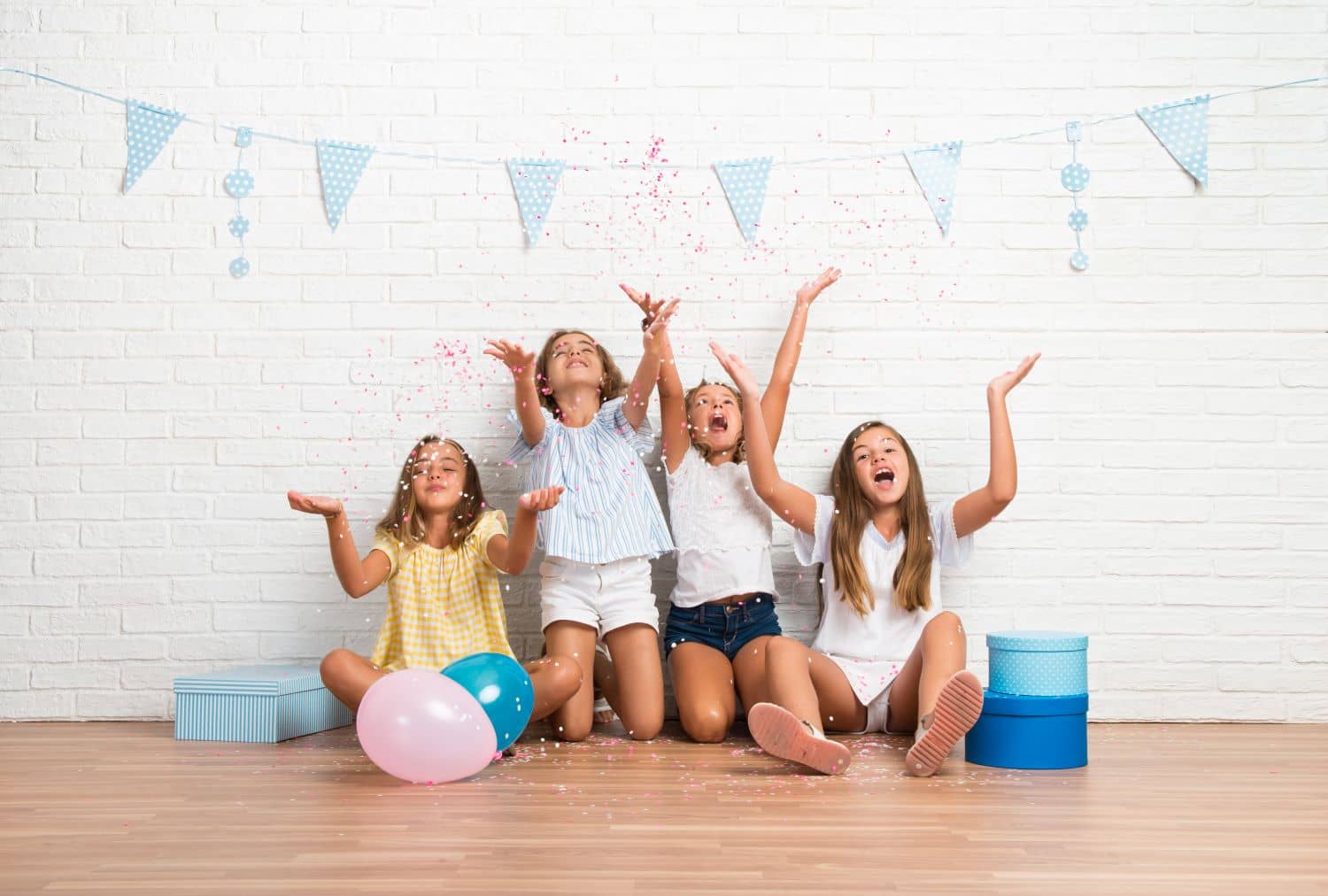 quatro meninas comemorando aniversário, exemplo do mercado de festas infantis