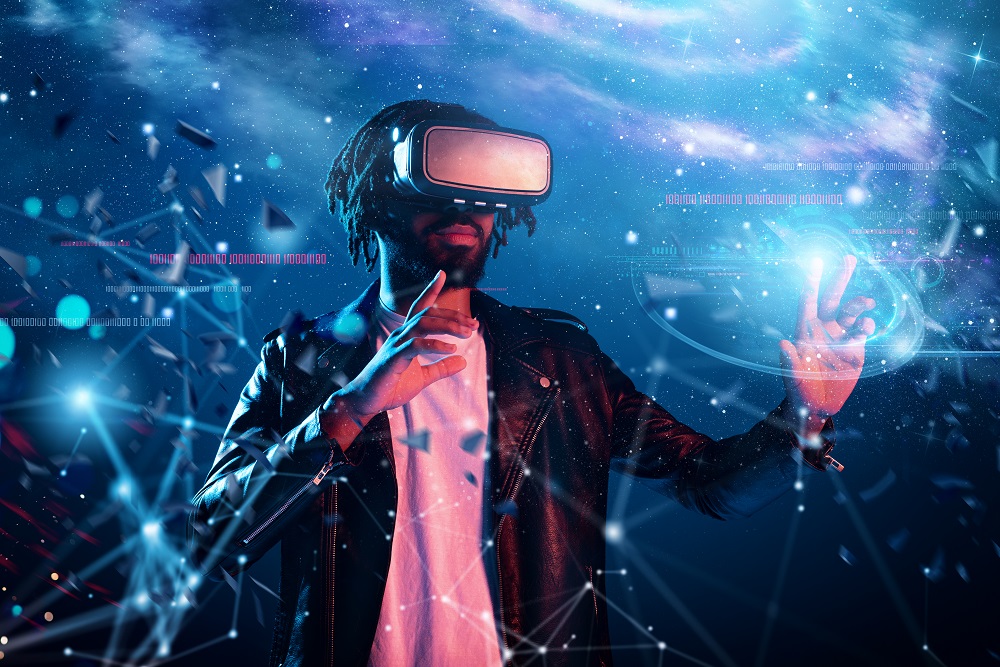 Homem com óculos do metaverso navegando no mundo virtual e tecnológico que o metaverso proporciona.