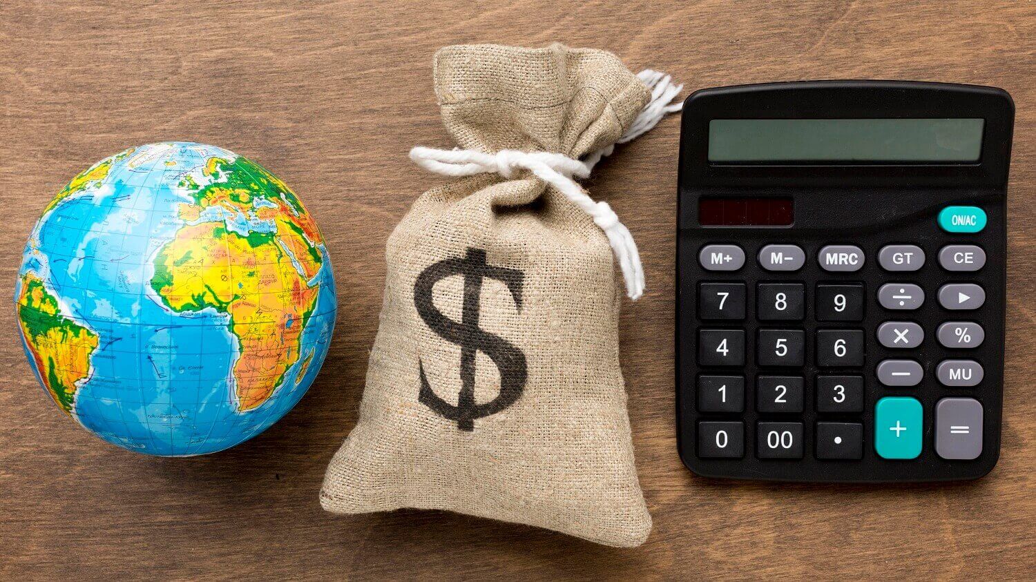 Imagem com globo terrestre em miniatura, bolsa com cifrão e calculadora representando os países com os melhores salários-mínimos do mundo.