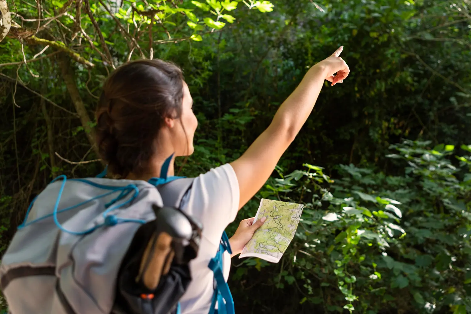 Mulher com mapa fazendo um turismo sustentável