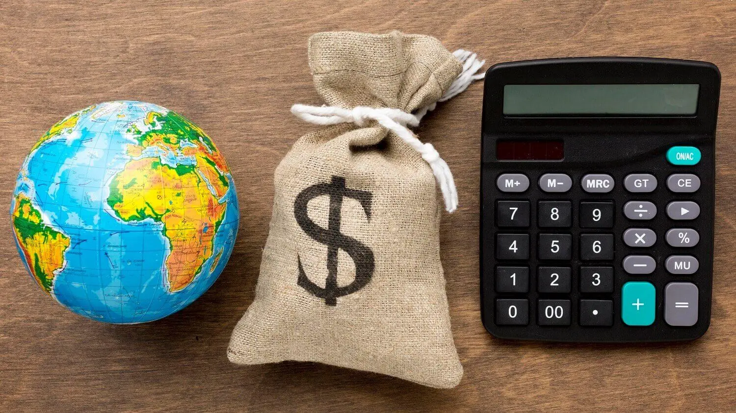 um globo, uma bolsa com cifrão e uma calculadora simbolizando o melhor salário do mundo.