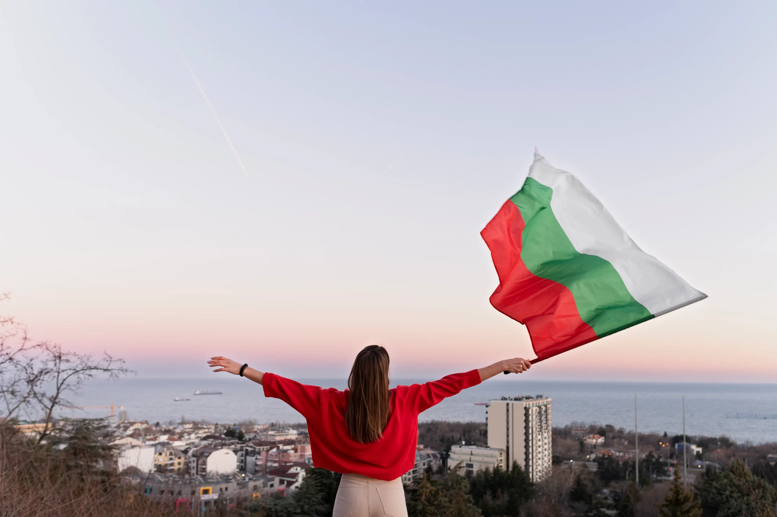 Mulher contente com a bandeira da Itália depois de conquistar a sua cidadania italiana