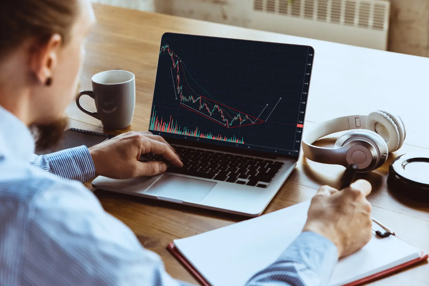 Homem estudando investimentos para investir na bolsa de valores