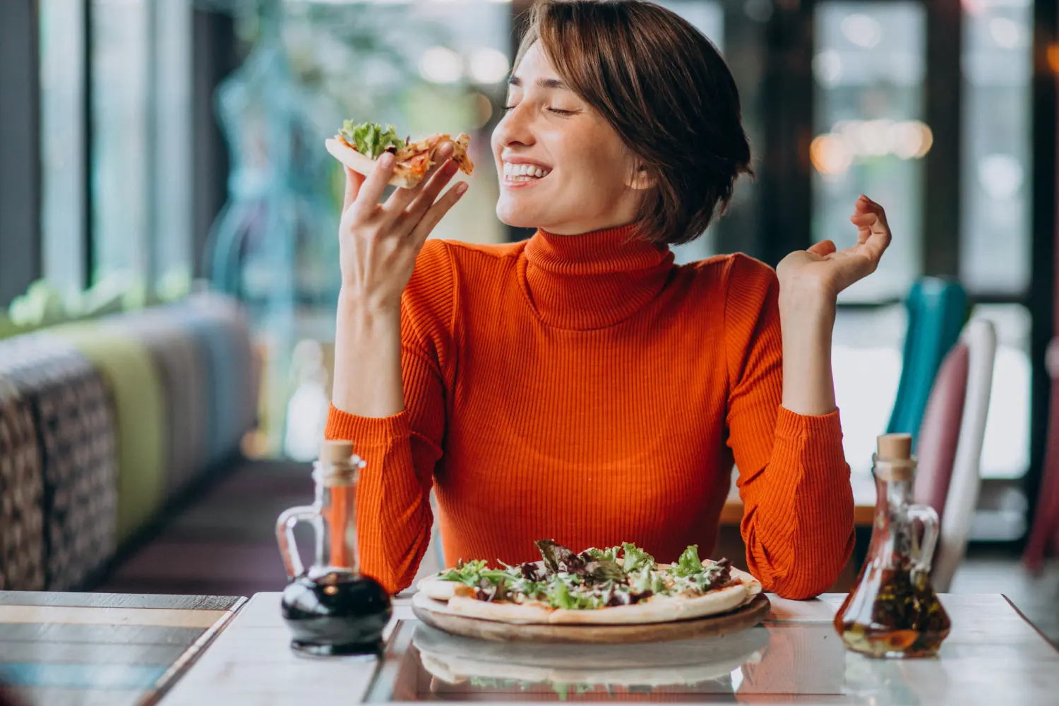 Mulher almoçando em um restaurante vegano