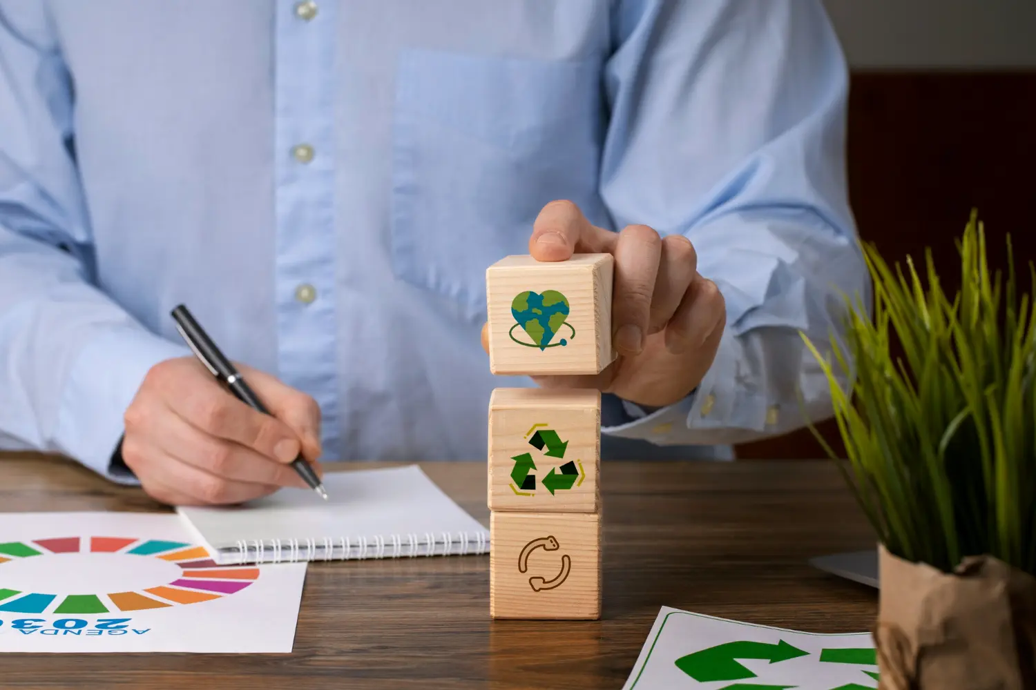 Homem empilhando caixas com símbolos de sustentabilidade representando a economia circular