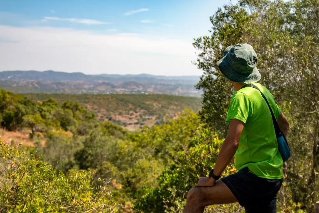 homem fazendo trilha em um turismo sustentável