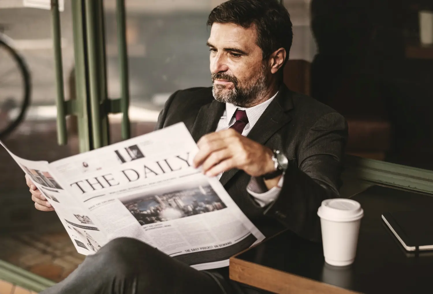 Homem lendo uma manchete de jornal