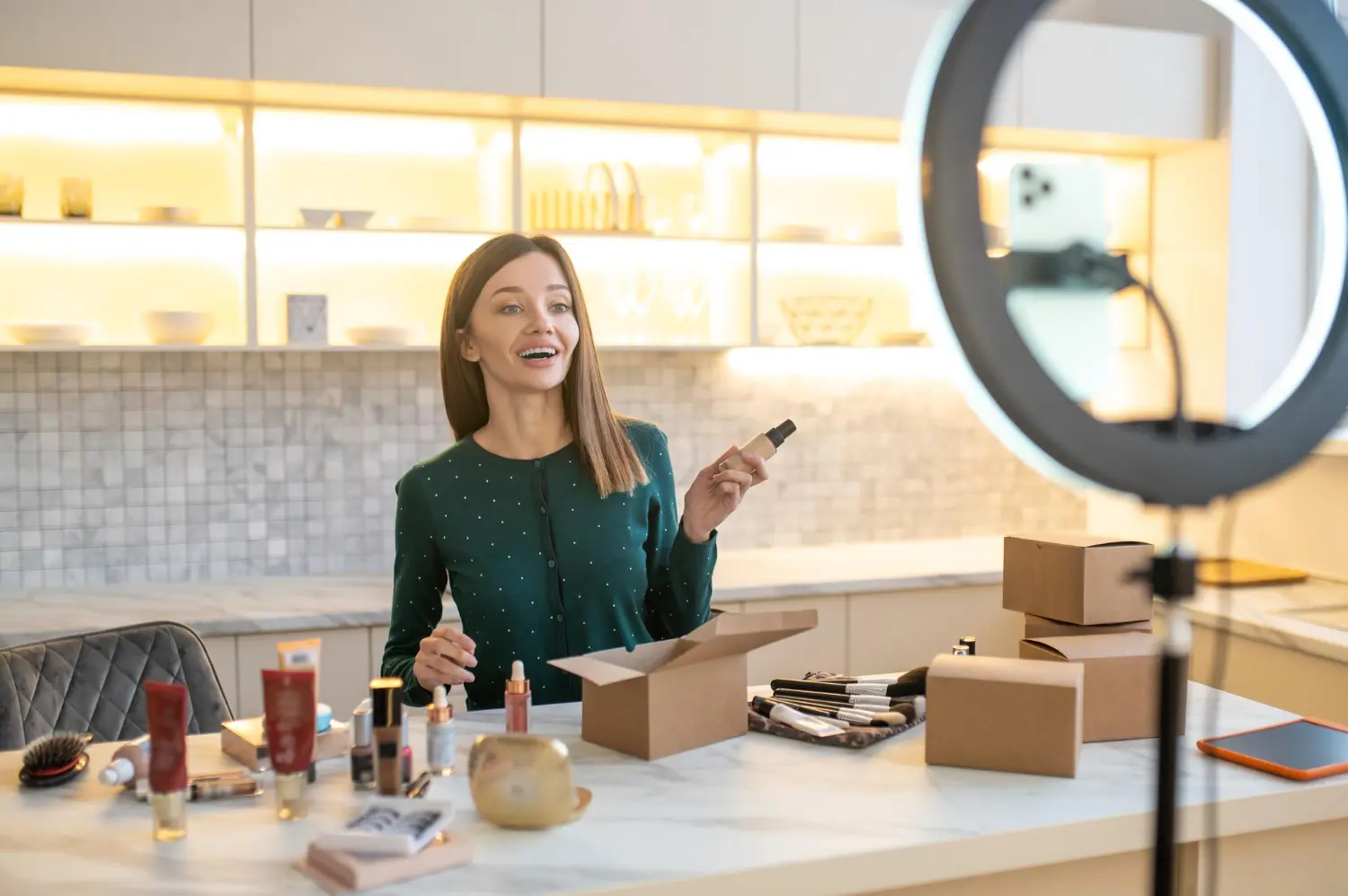 live-commerce-vendas-em-tempo-real Uma empresária realiza uma live commerce com produtos de beleza