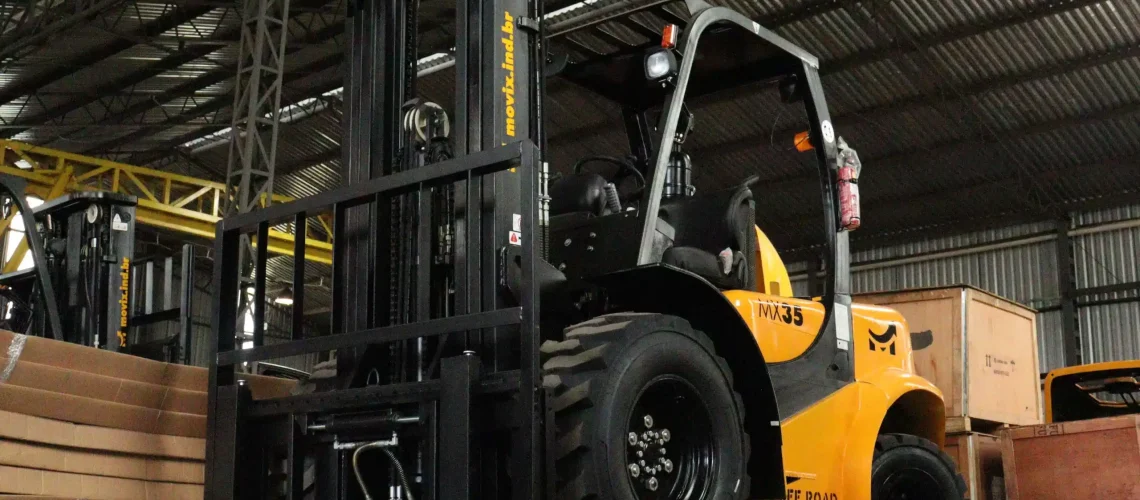 Empilhadeira Movix em operação dentro de galpão industrial, destacando robustez e movimentação de cargas
