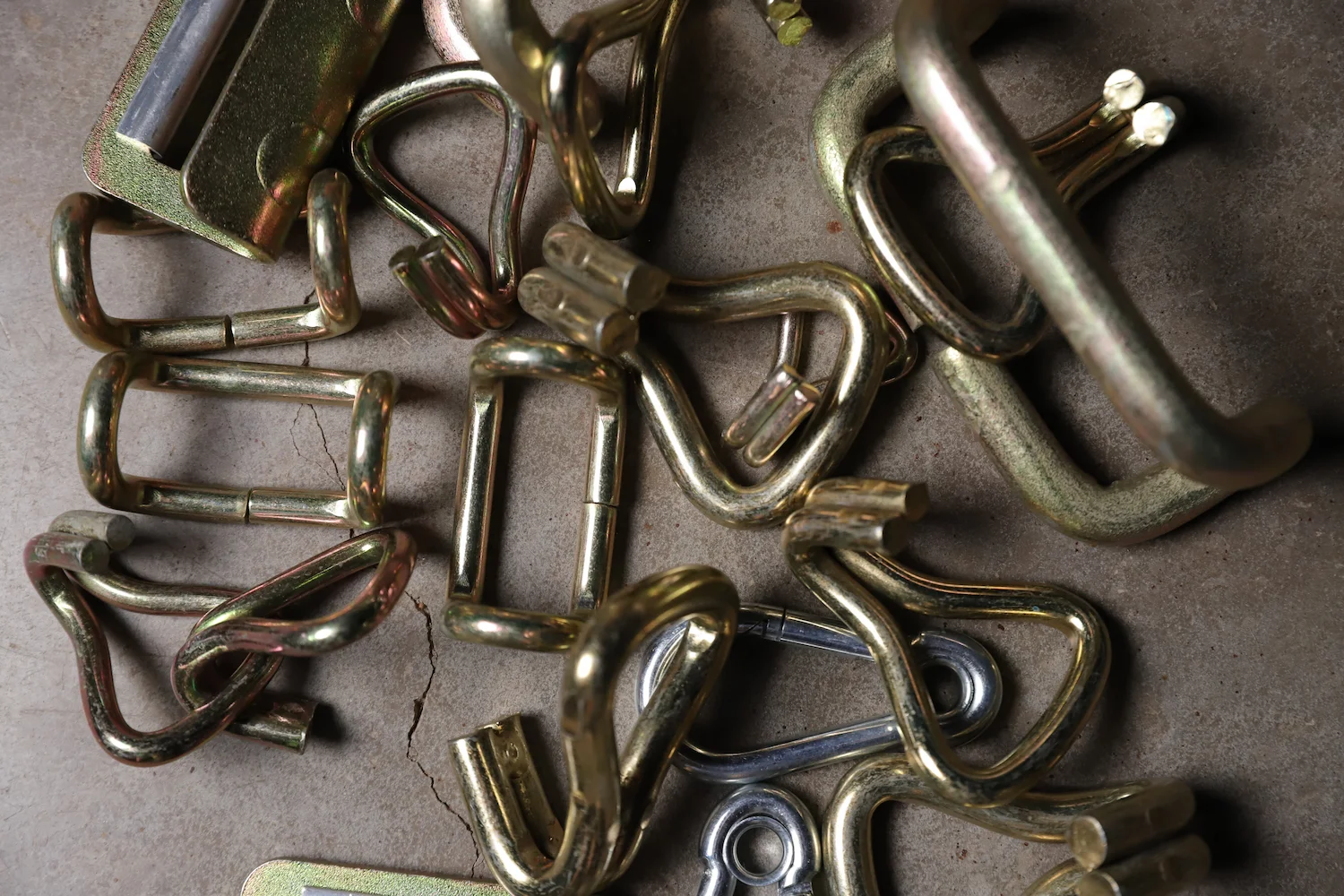 Ganchos metálicos para cintas de amarração de carga