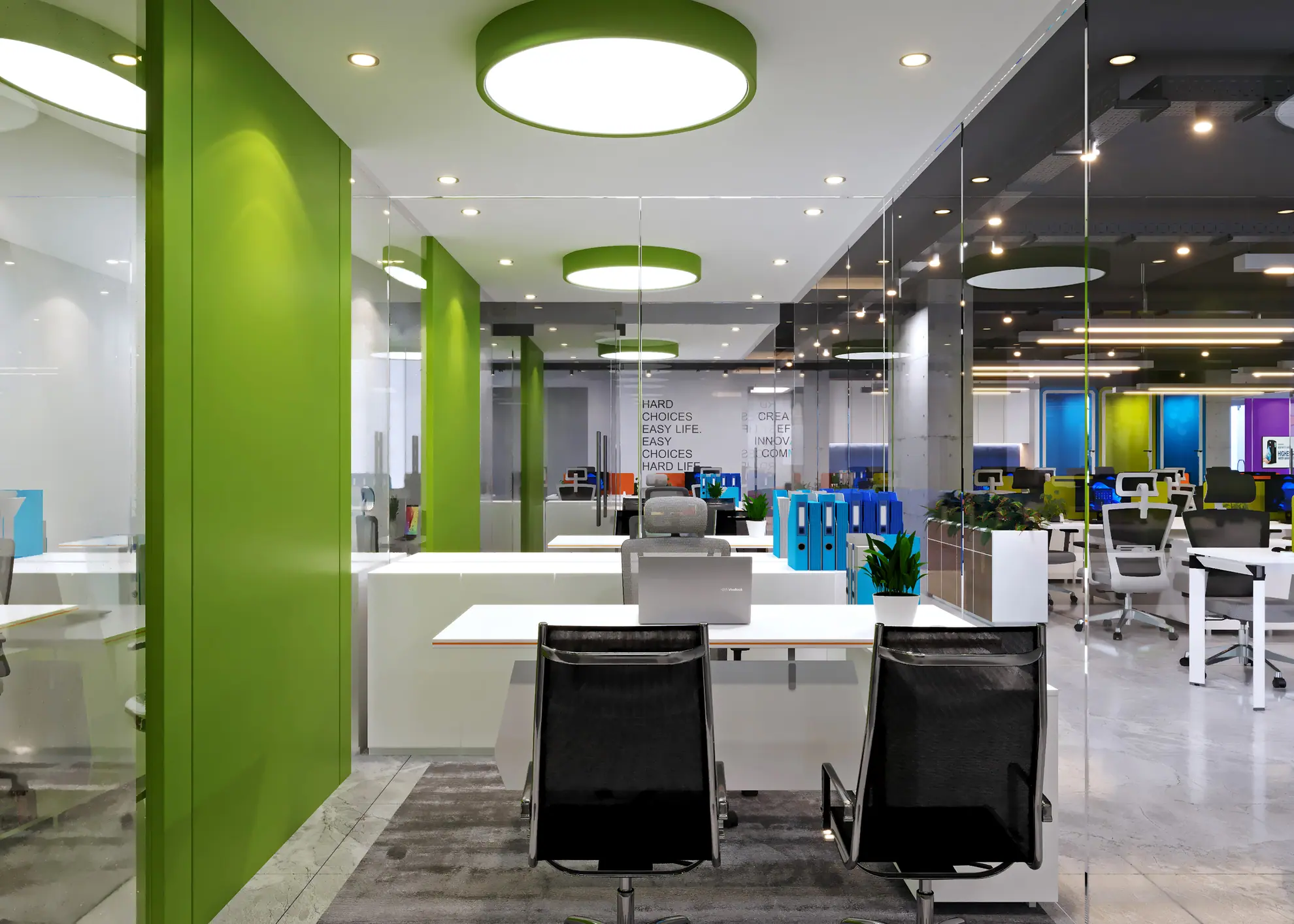 Ambiente corporativo com mesas de trabalho e iluminação no escritório distribuída por luminárias de teto.